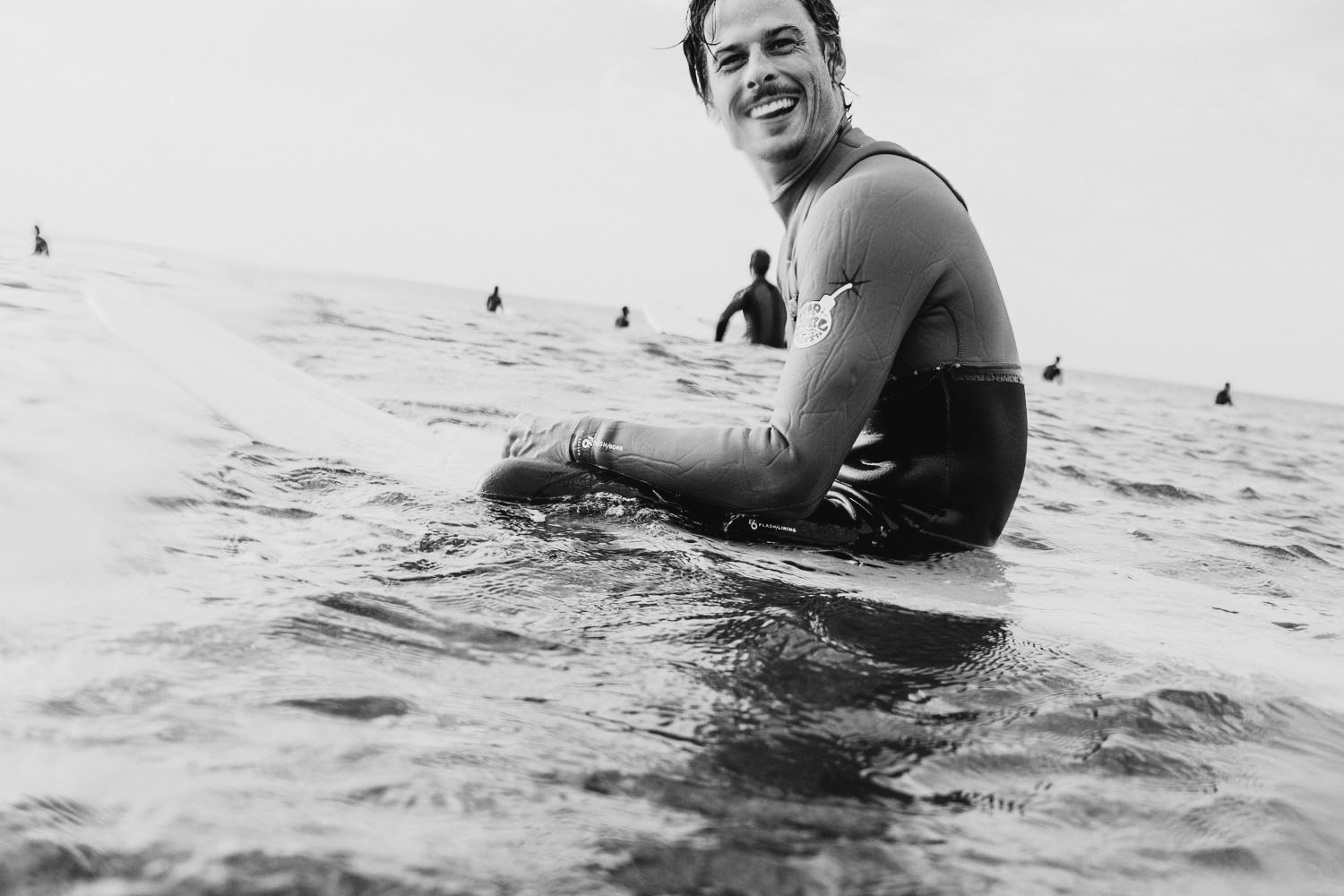 Antoine Piel sur sa planche de surf