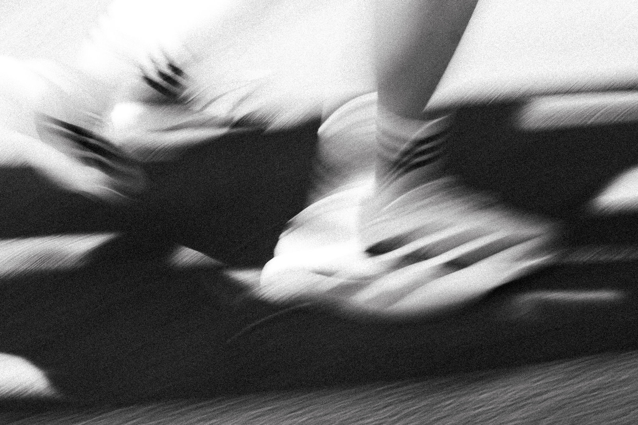 Baskets Adidas en mouvement, noir et blanc au flou artistique d’origine